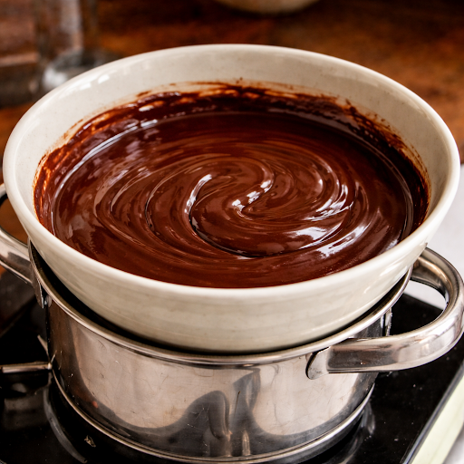 Cách làm bánh Brownie khi hỗn hợp bơ và Socola hòa quyện