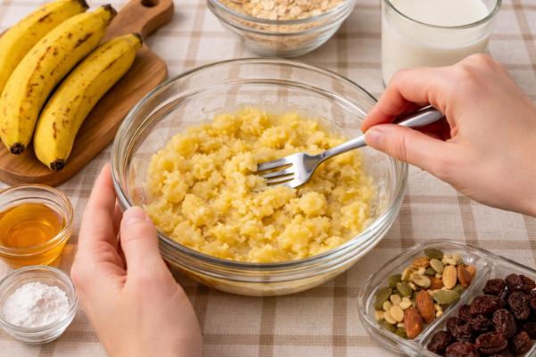 Nghiền chuối để làm bánh chuối yến mạch hấp