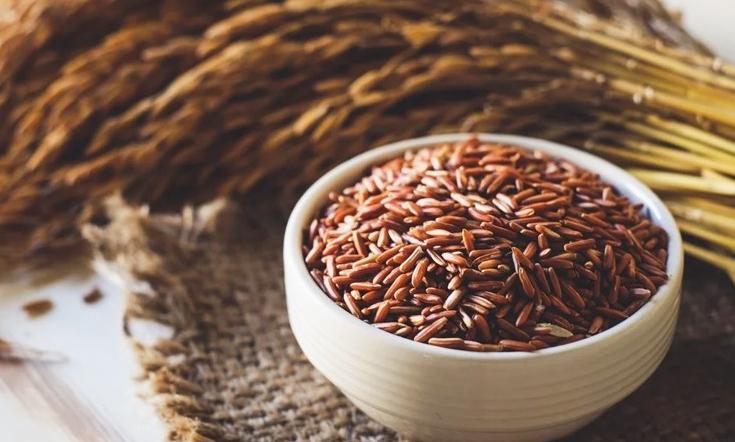 Gạo lứt nguyên liệu để nấu trà