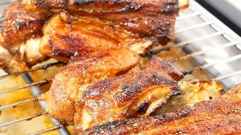 Cắt thịt ướp không quá nhỏ để miếng thịt hông bị khô