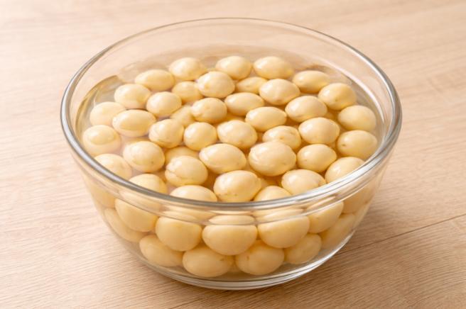 Ngâm hạt macca để làm sữa hạt